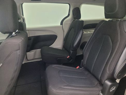 Used 2022 Chrysler Voyager LX FWD image 18