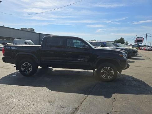 Used 2019 Toyota Tacoma TRD Sport AWD/4WD image 8
