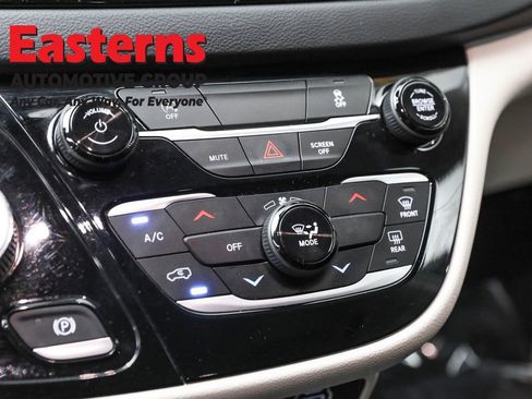 Used 2023 Chrysler Voyager LX image 20