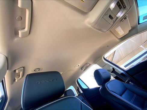 Used 2021 GMC Acadia Denali image 13