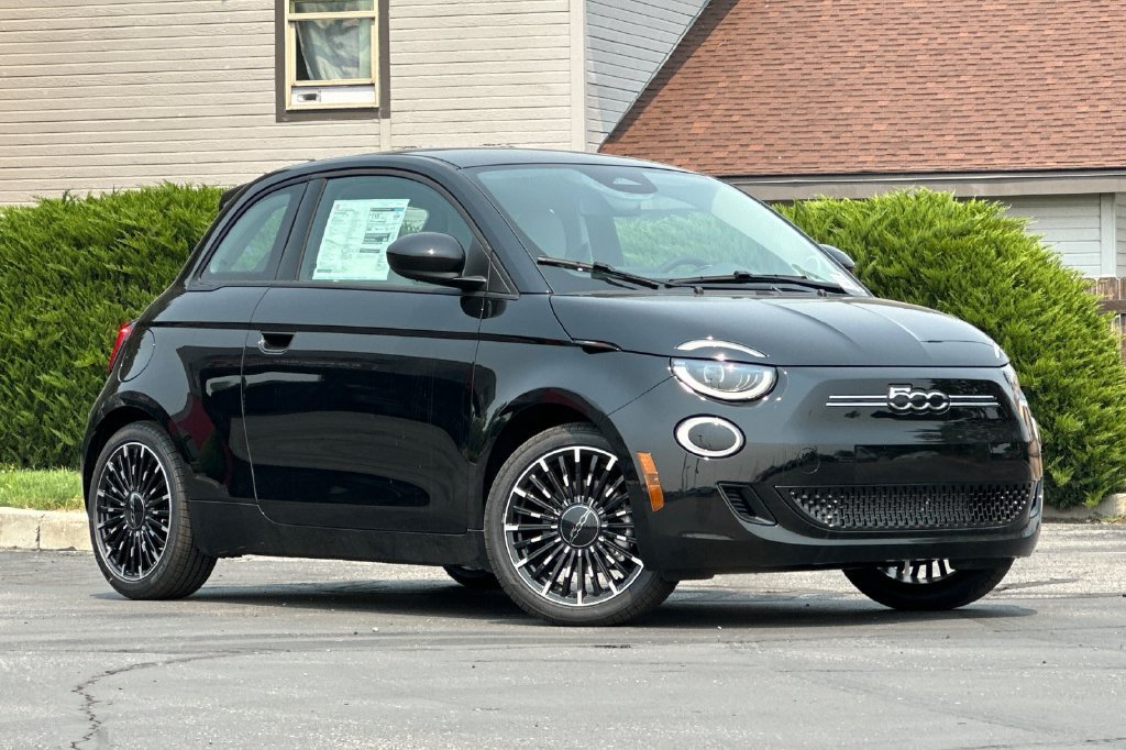 New 2026 FIAT 500 e w/ Comfort Group FWD image 2