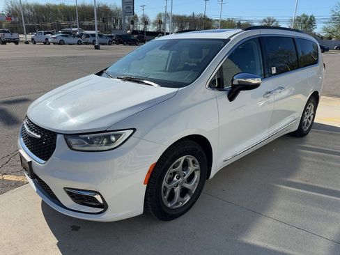 Used 2023 Chrysler Pacifica Limited FWD image 9