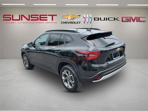 Certified 2024 Chevrolet Trax LT FWD image 6