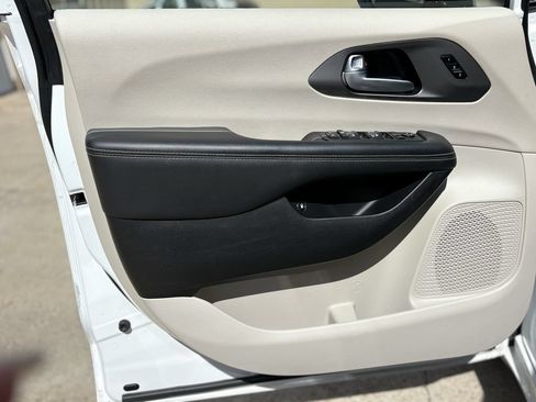 Used 2024 Chrysler Pacifica Limited FWD image 10