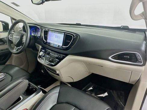 Used 2024 Chrysler Pacifica Touring-L image 27