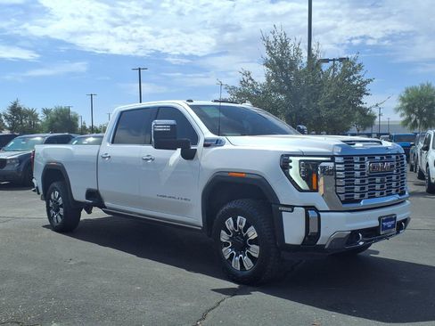Used 2024 GMC Sierra 3500 Denali w/ Technology Package AWD/4WD image 8