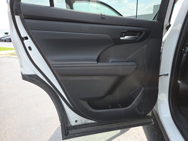 Used 2023 Toyota Highlander XLE AWD/4WD image 14