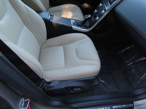 Used 2016 Volvo XC60 T6 w/ Proximity Package AWD/4WD image 18