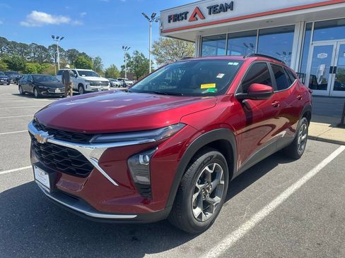 Used 2025 Chevrolet Trax LT image 1