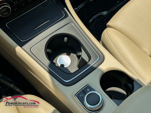 Used 2020 Mercedes-Benz GLA 250 4MATIC w/ Premium Package image 29