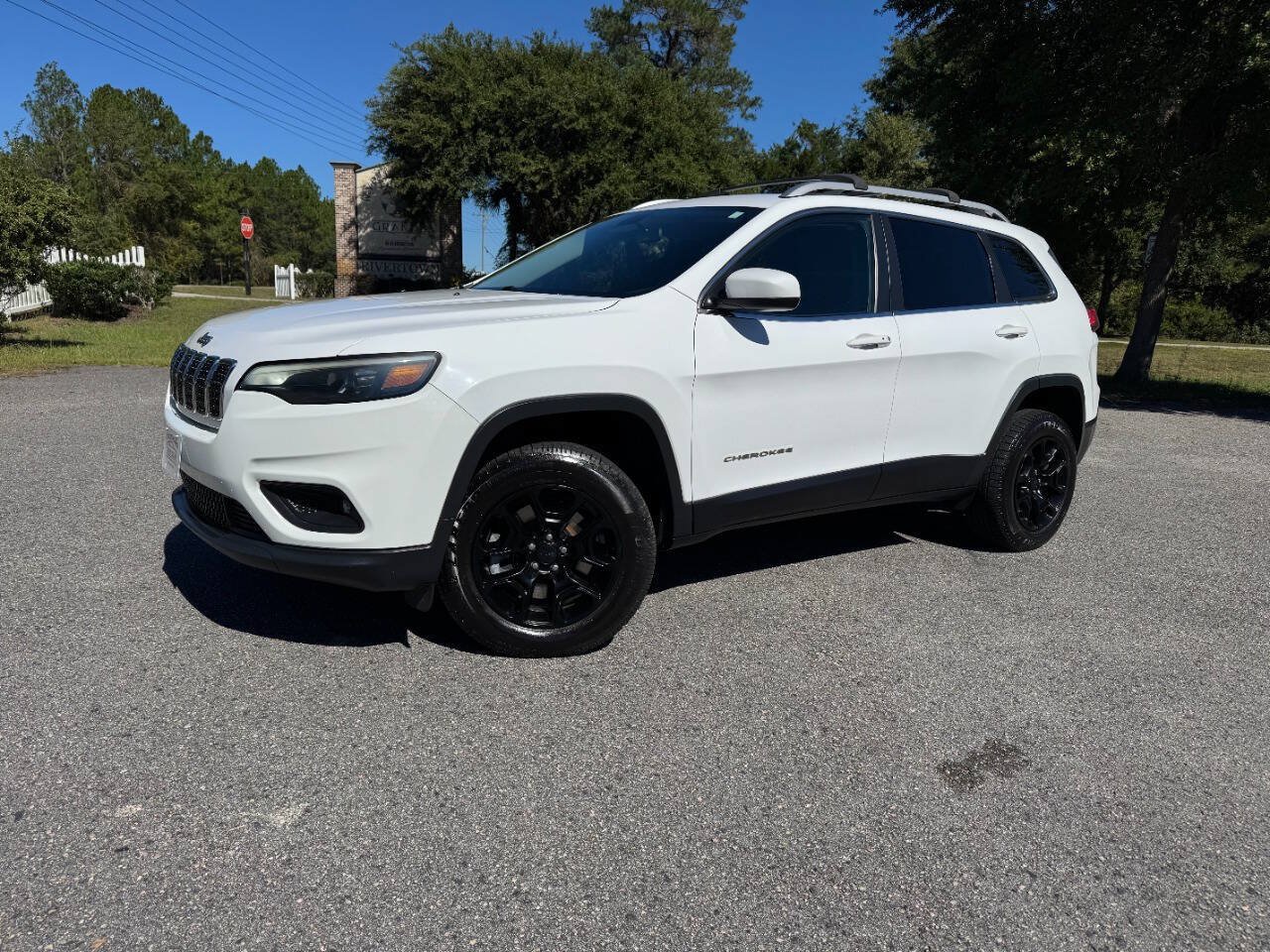 Used 2019 Jeep Cherokee Latitude Plus w/ Cold Weather Group AWD/4WD image 29
