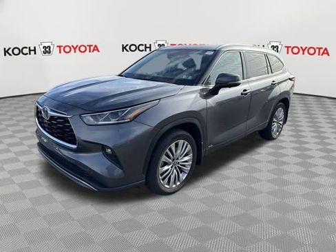 Used 2024 Toyota Highlander Platinum image 3