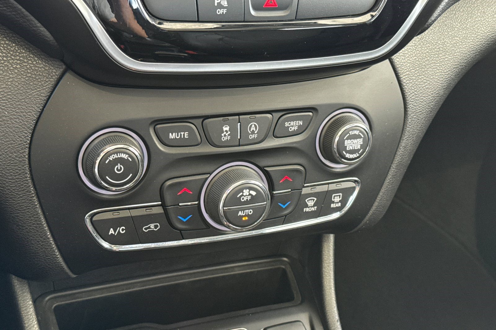 Used 2019 Jeep Cherokee Limited FWD image 27