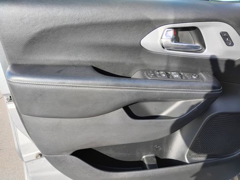 Used 2020 Chrysler Pacifica Touring-L w/ S Appearance Package image 15