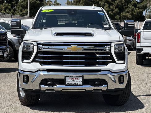 Used 2025 Chevrolet Silverado 2500 LTZ AWD/4WD image 2