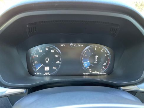 Used 2021 Volvo XC60 T5 Momentum w/ Premium Package image 9