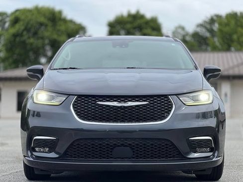 Used 2021 Chrysler Pacifica Touring-L FWD image 2