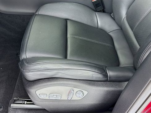 Certified 2025 Porsche Macan image 13