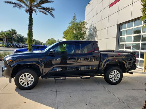 Certified 2025 Toyota Tacoma SR5 AWD/4WD image 3
