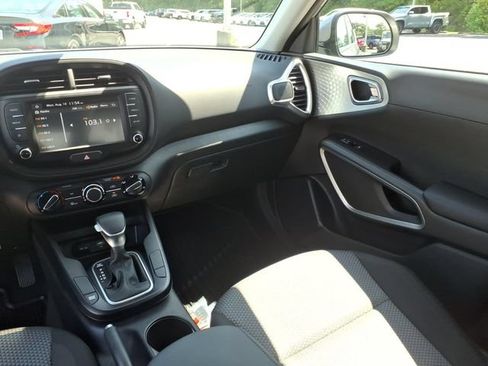 Used 2025 Kia Soul LX w/ LX Technology Package FWD image 9