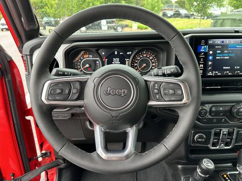 Used 2026 Jeep Wrangler Unlimited Sahara AWD/4WD image 12