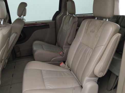 Used 2015 Chrysler Town & Country Limited Platinum FWD image 18