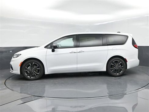 New 2026 Chrysler Pacifica Select image 5