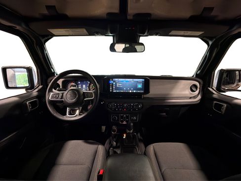 Used 2025 Jeep Wrangler Unlimited Sahara AWD/4WD image 39