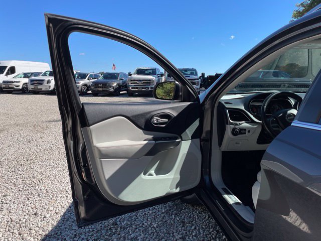 Used 2019 Jeep Cherokee Limited w/ Luxury Group AWD/4WD image 25