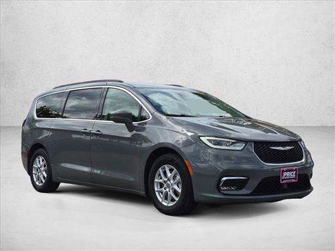Used 2022 Chrysler Pacifica Touring-L FWD image 3