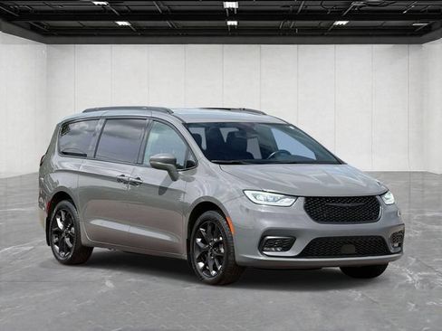 Used 2022 Chrysler Pacifica Touring-L w/ S Appearance Package AWD/4WD image 3