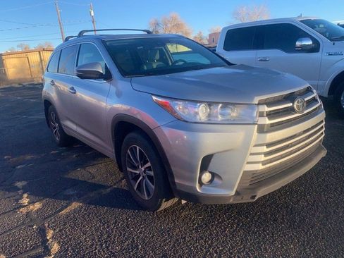 Used 2017 Toyota Highlander AWD V6 image 2