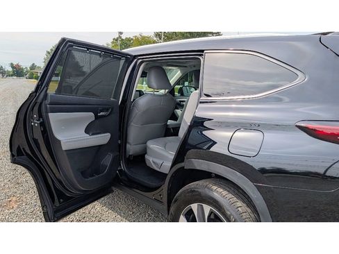 Used 2024 Toyota Highlander XLE image 10