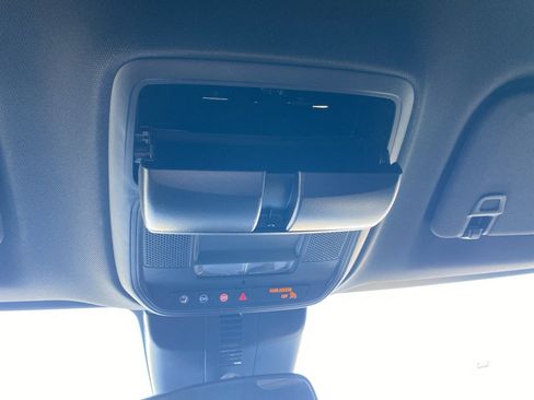 Used 2025 Chevrolet Traverse LT image 39