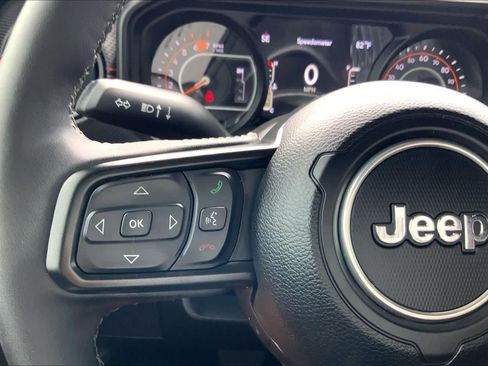 Used 2025 Jeep Wrangler Unlimited Rubicon w/ Convenience Group AWD/4WD image 23