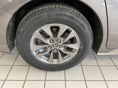 Used 2021 Toyota Sienna XLE image 7