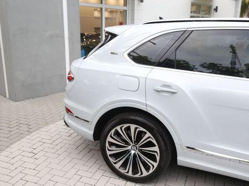Used 2021 Bentley Bentayga image 31