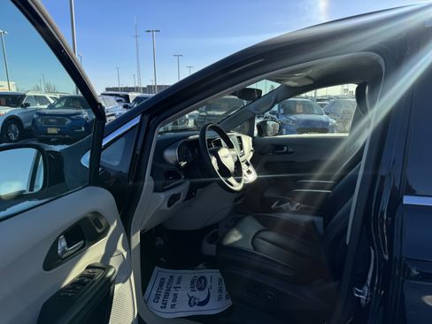 Used 2024 Chrysler Pacifica Select image 18