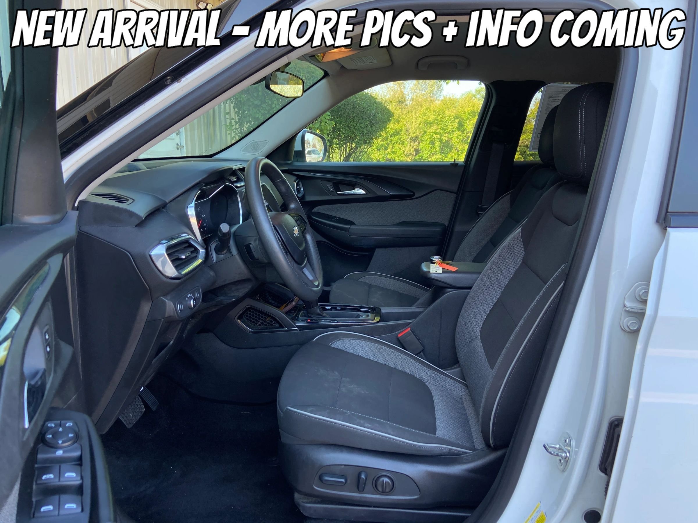Used 2023 Chevrolet TrailBlazer LT w/ Driver Confidence Package FWD image 2
