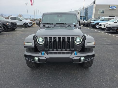 Used 2021 Jeep Wrangler Unlimited Sahara image 2