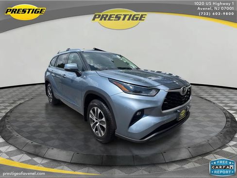 Used 2021 Toyota Highlander XLE AWD/4WD image 3