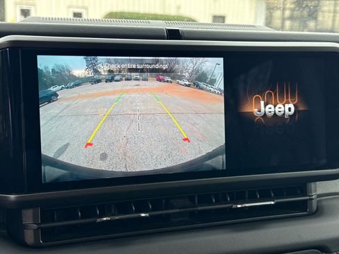 Used 2025 Jeep Wrangler Sahara image 28