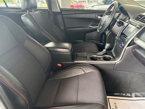Used 2016 Toyota Camry SE w/ Moonroof Package FWD image 33