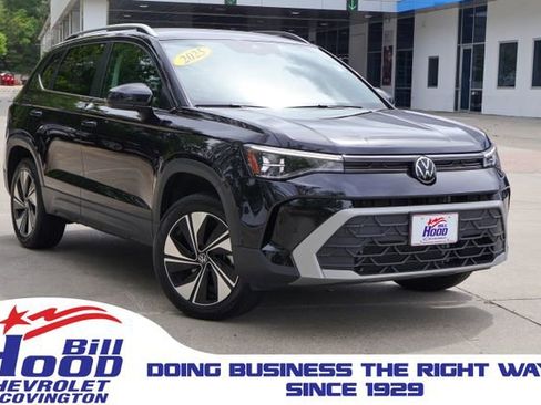 Used 2025 Volkswagen Taos SE AWD/4WD image 1