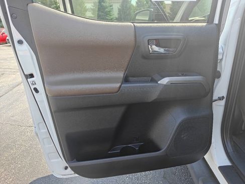 Used 2016 Toyota Tacoma Limited w/ Exterior Package AWD/4WD image 15