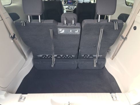 Used 2017 Chrysler Pacifica Touring Plus w/ Tire & Wheel Group image 9