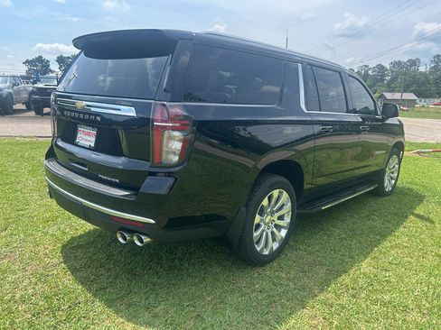 Used 2023 Chevrolet Suburban Premier AWD/4WD image 9