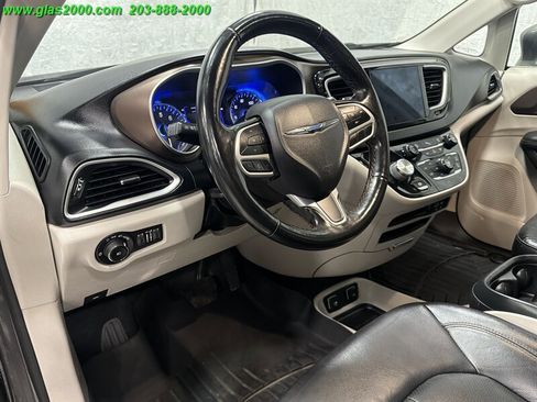 Used 2019 Chrysler Pacifica Touring-L image 3