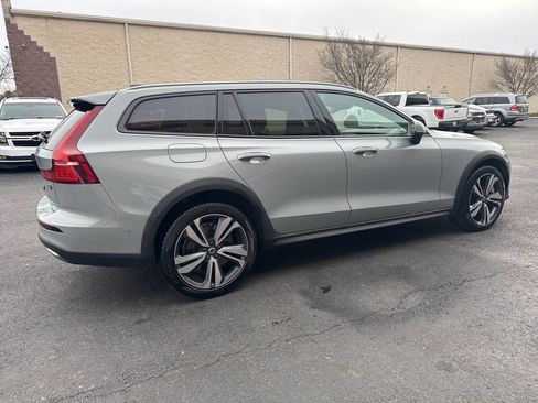 Used 2025 Volvo V60 B5 Cross Country Plus image 12