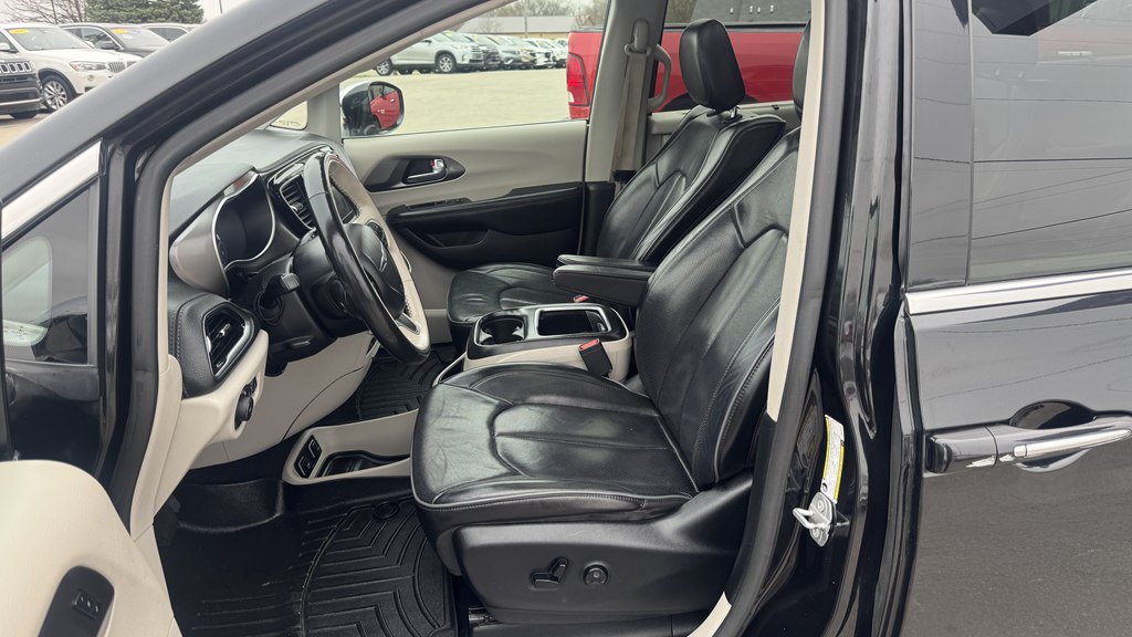 Used 2019 Chrysler Pacifica Limited w/ Tire & Wheel Group FWD image 16